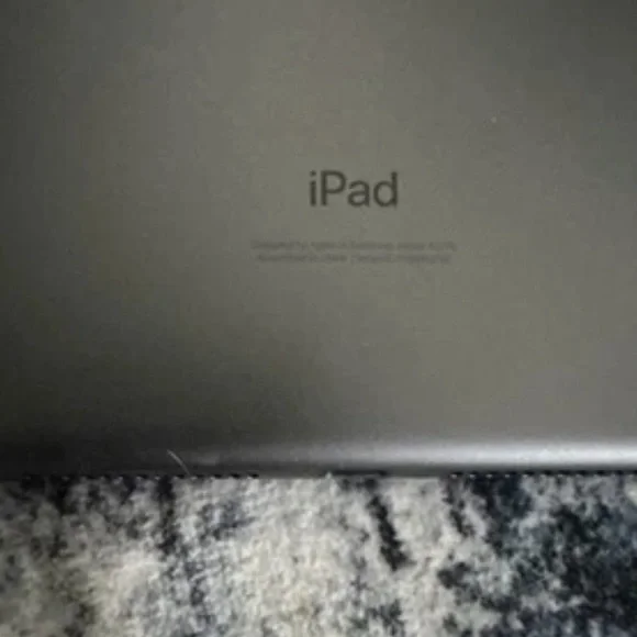 Apple iPad (8th Generation) A2270 32 GB, Wi-Fi, 10.2 in - Space Gray Dents - Picture 2 of 6